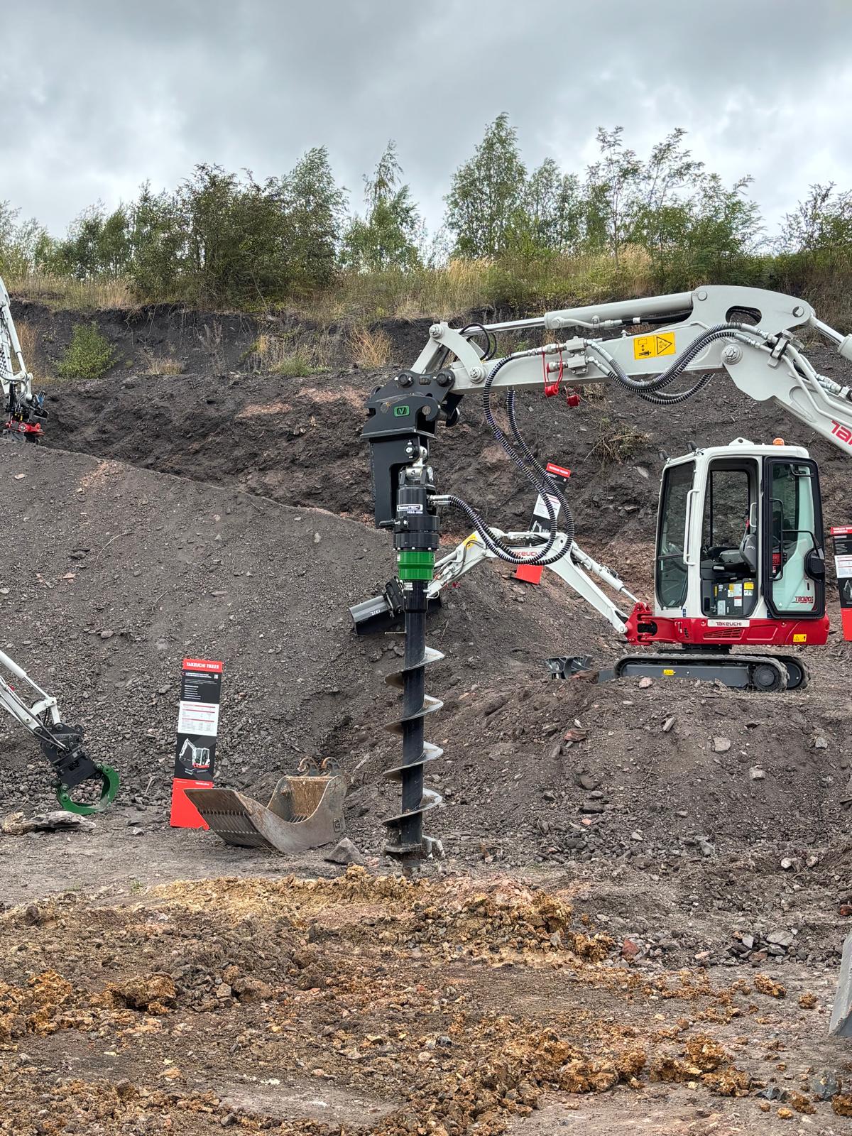 Takeuchi graafmachine met een grondboor