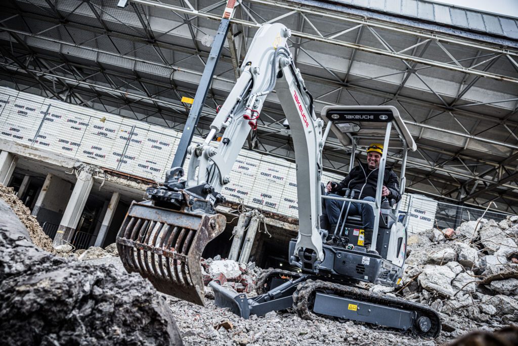 Takeuchi emissievrije minigraver in een pand dat gesloopt wordt.