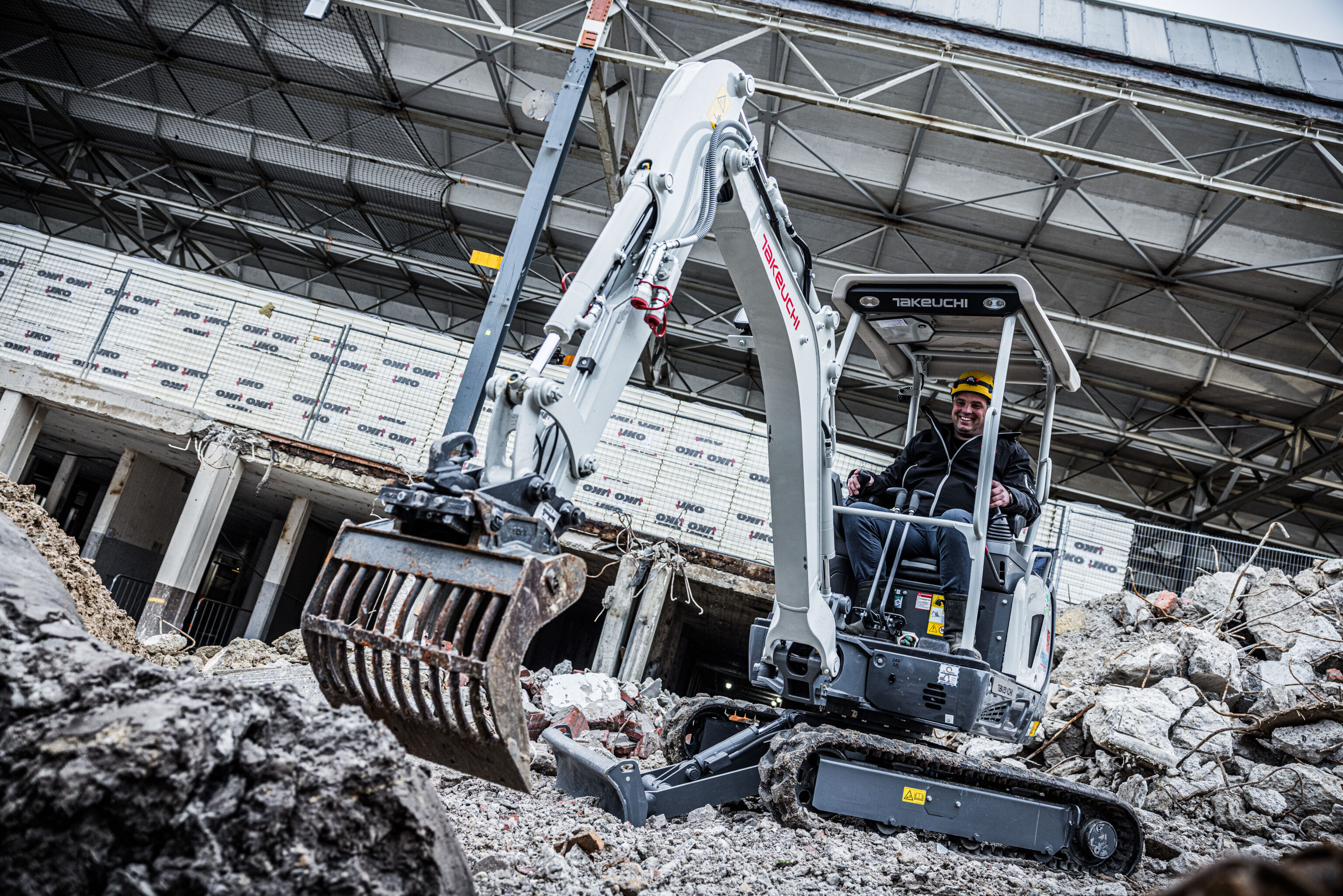 Puinbak aan een takeuchi graafmachine 