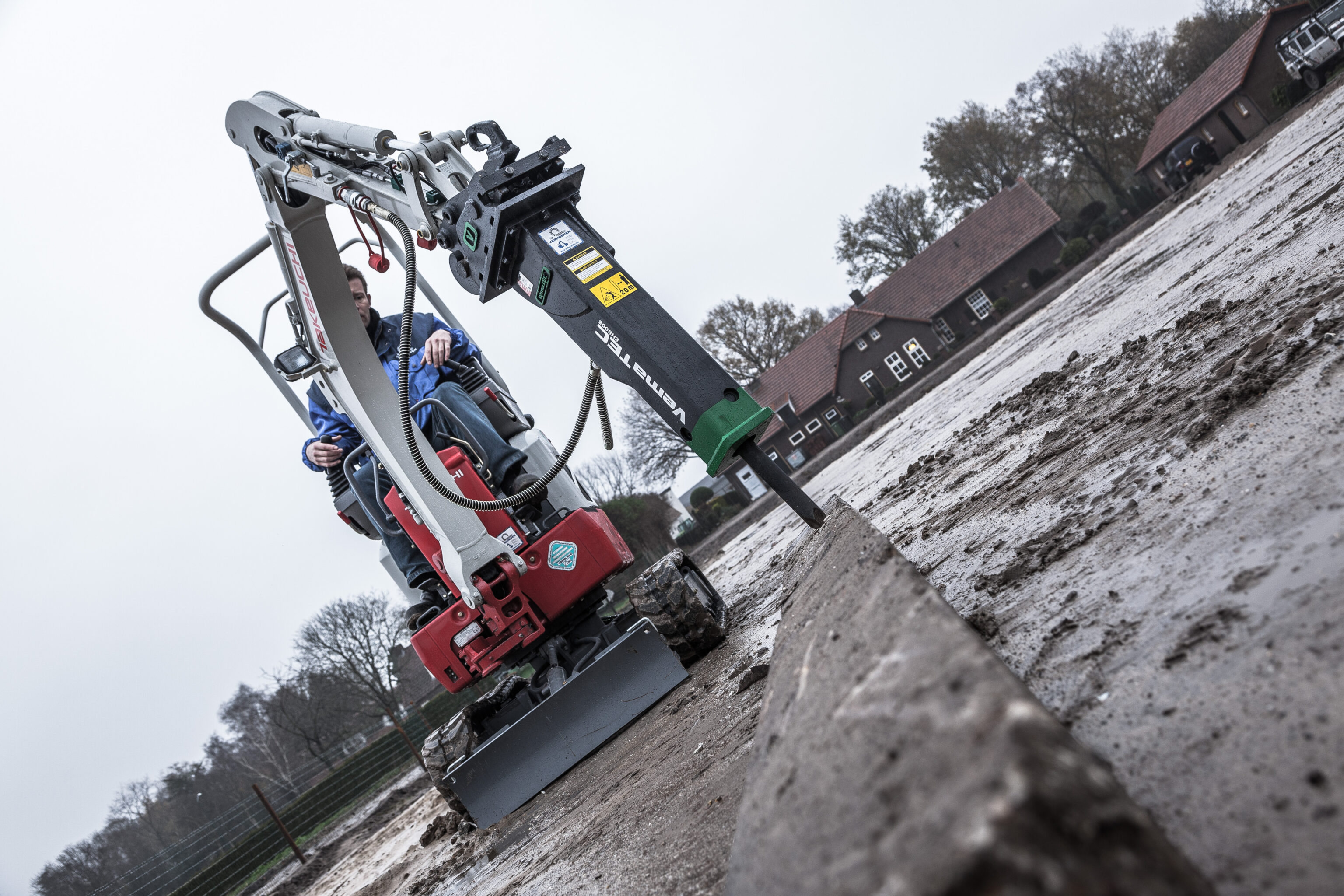 Takeuchi graafmachine met een sloophamer