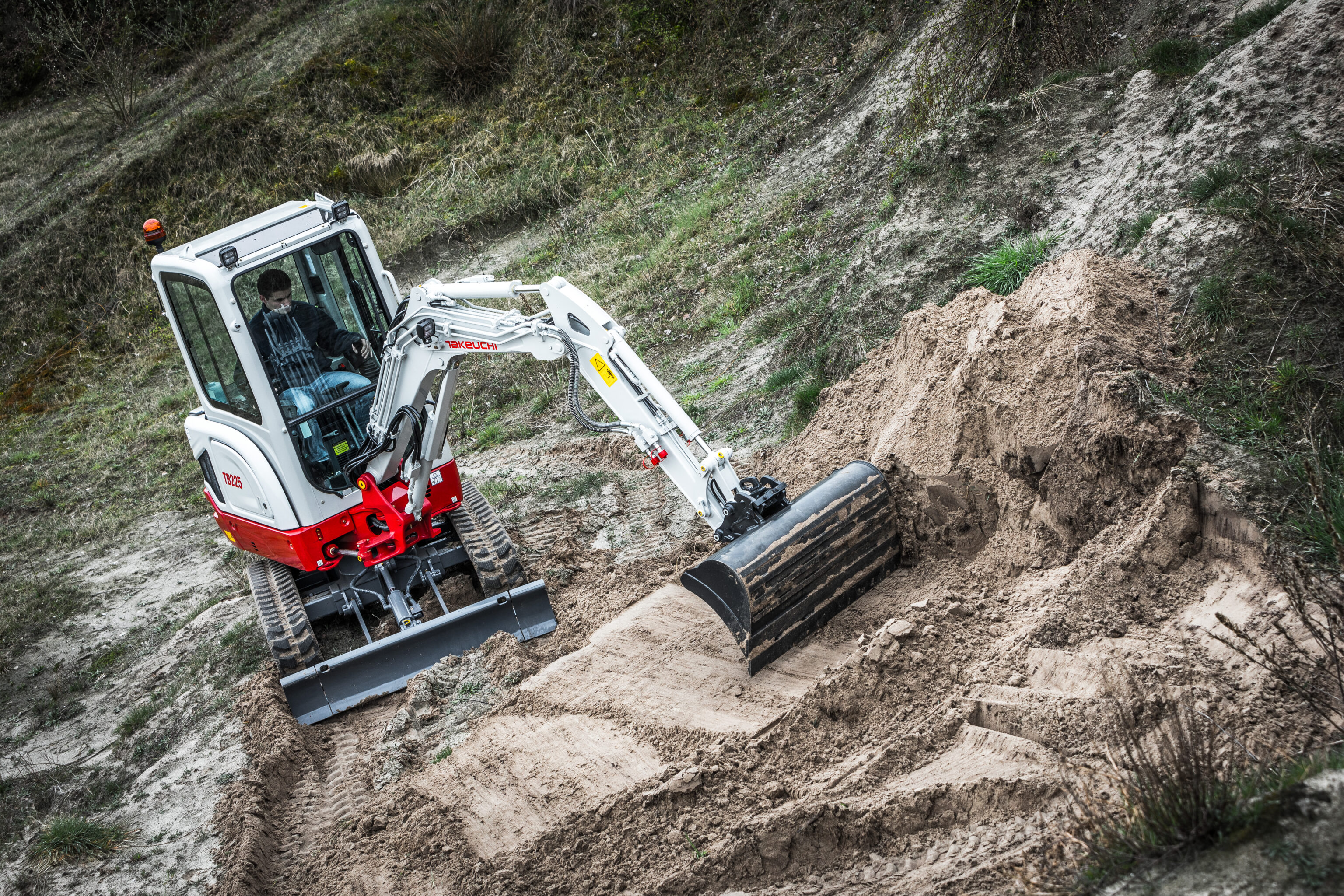 Takeuchi graafmachine met een slotenbak aan het werk