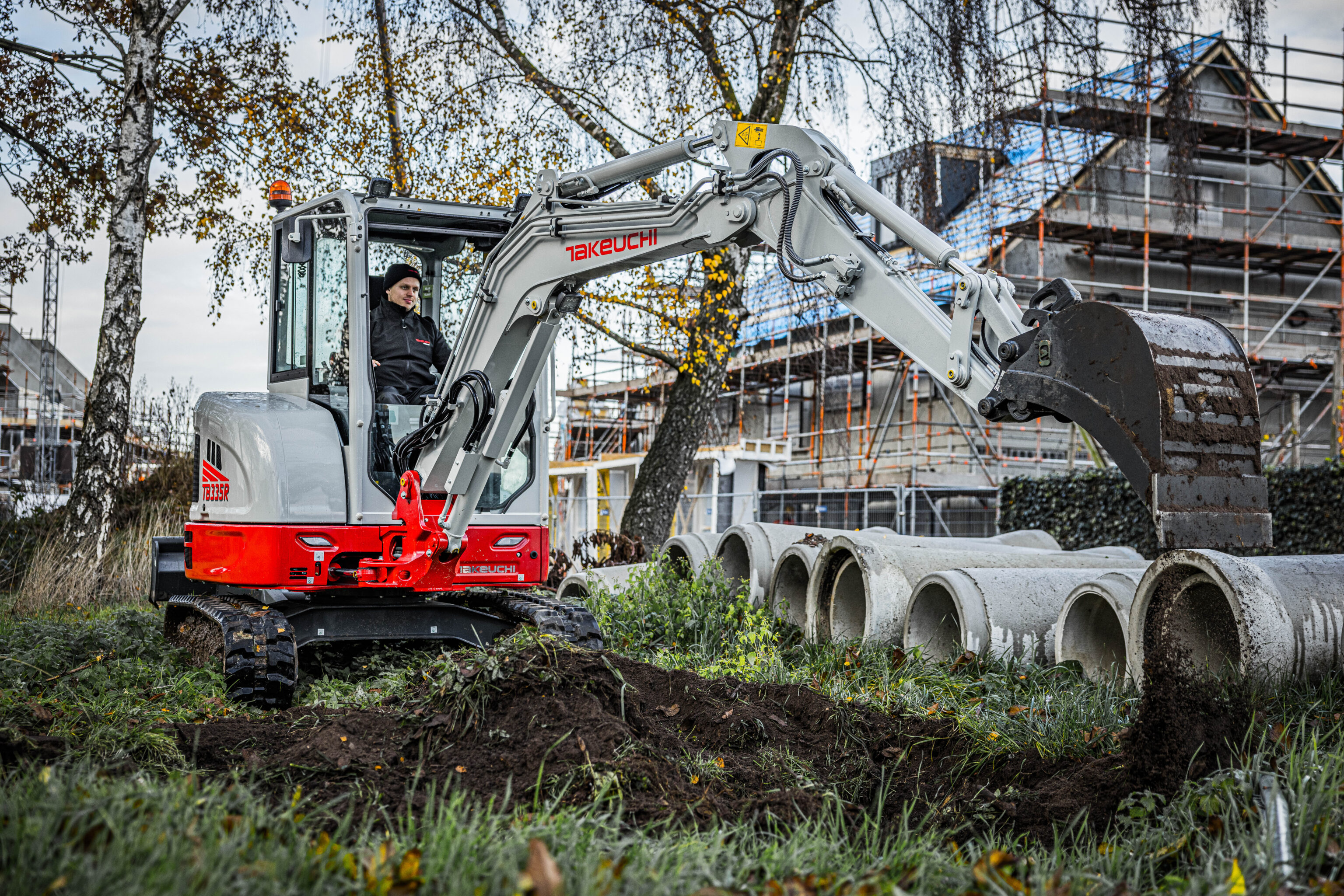 takeuchi graafmachine met een dieplepelbak in actie