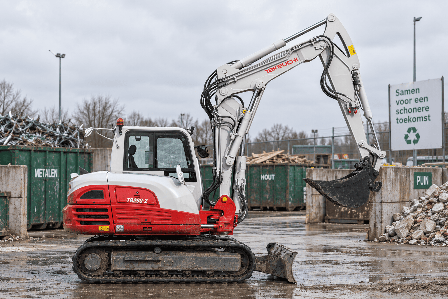 Takeuchi tb290-2 two piece boom op een recyclage terrein
