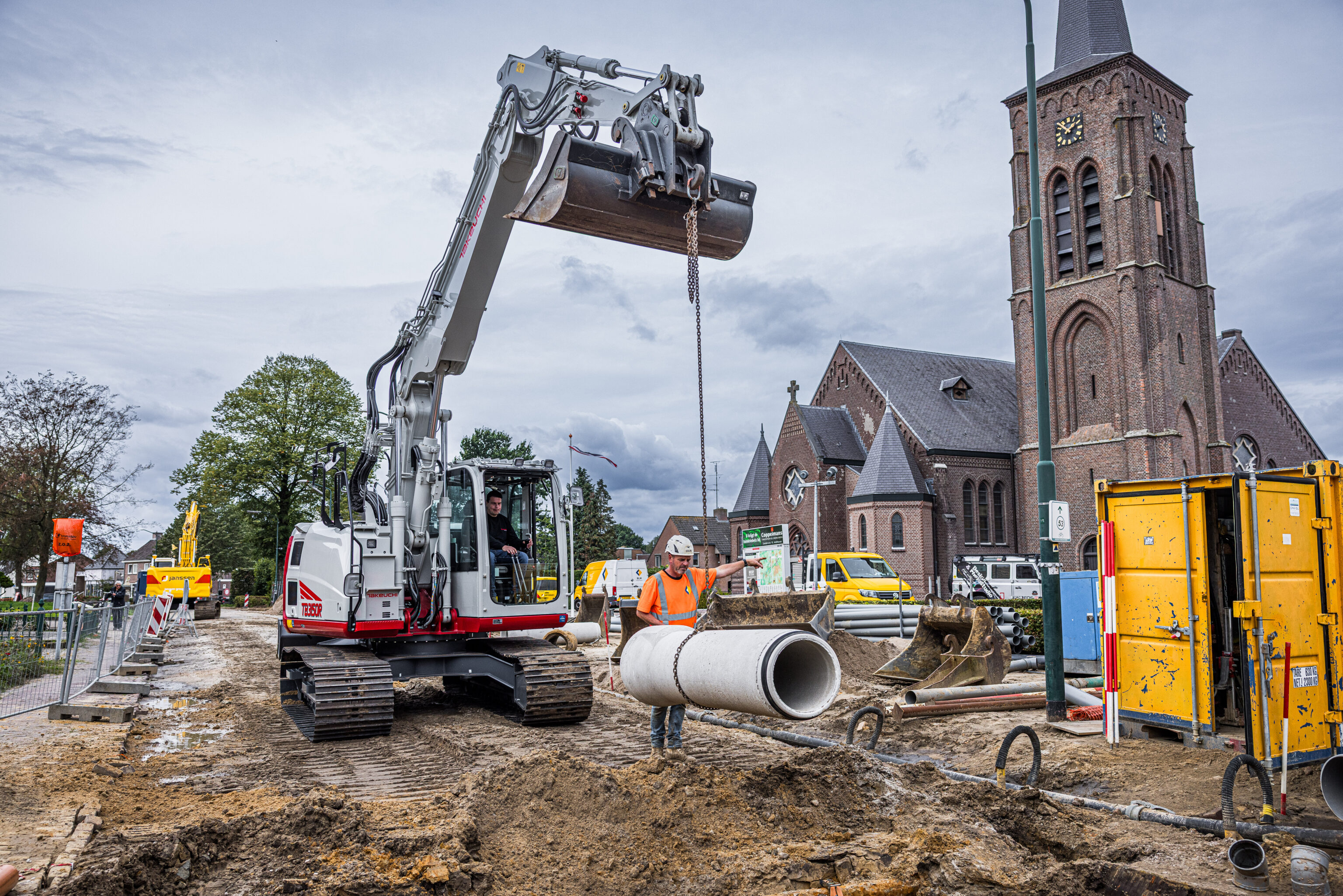 takeuchi tb3150r two piece boom tilt een betonnen rioleringsbuis
