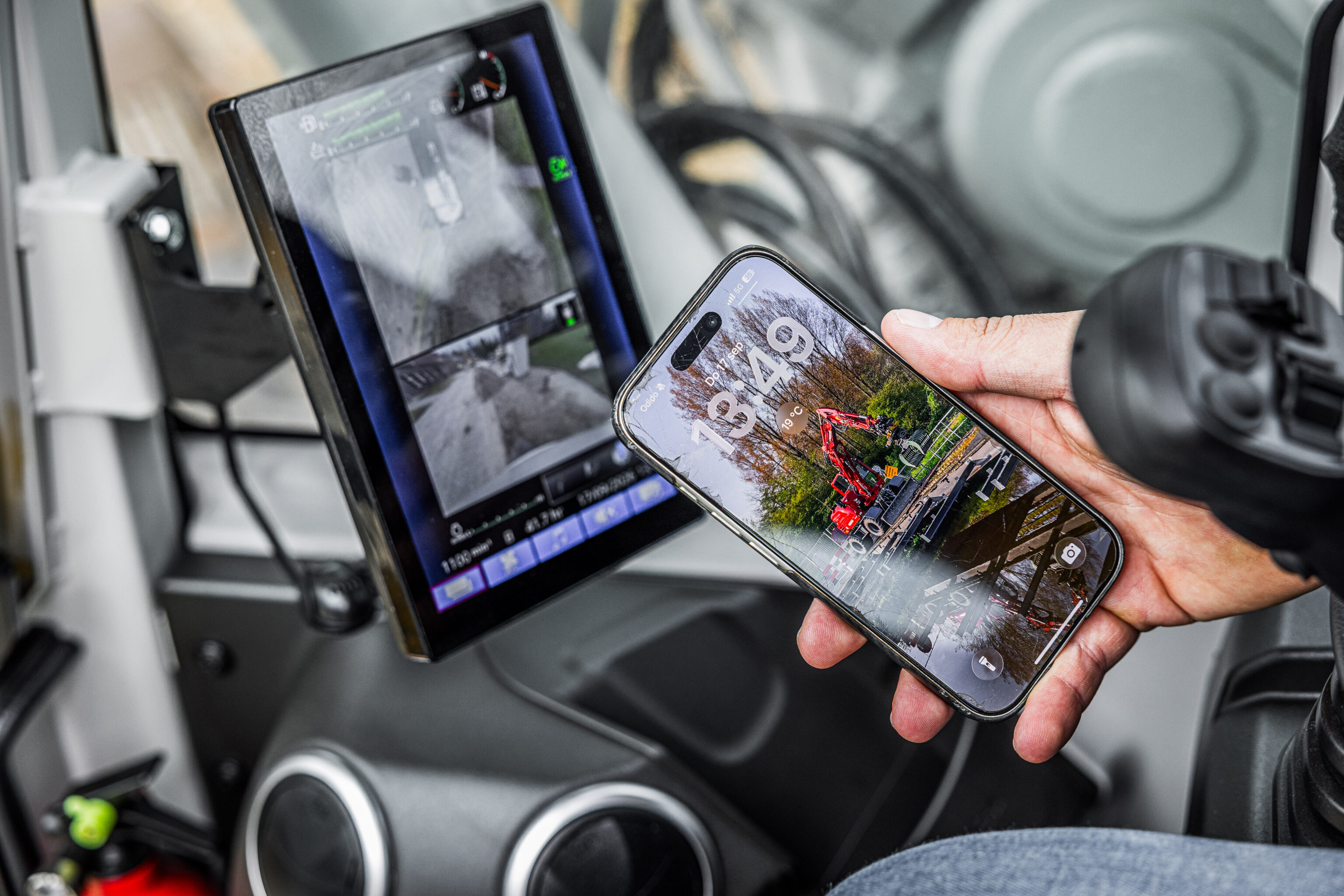 takeuchi tb3150r two piece boom touchscreen scherm connected met een smartphone
