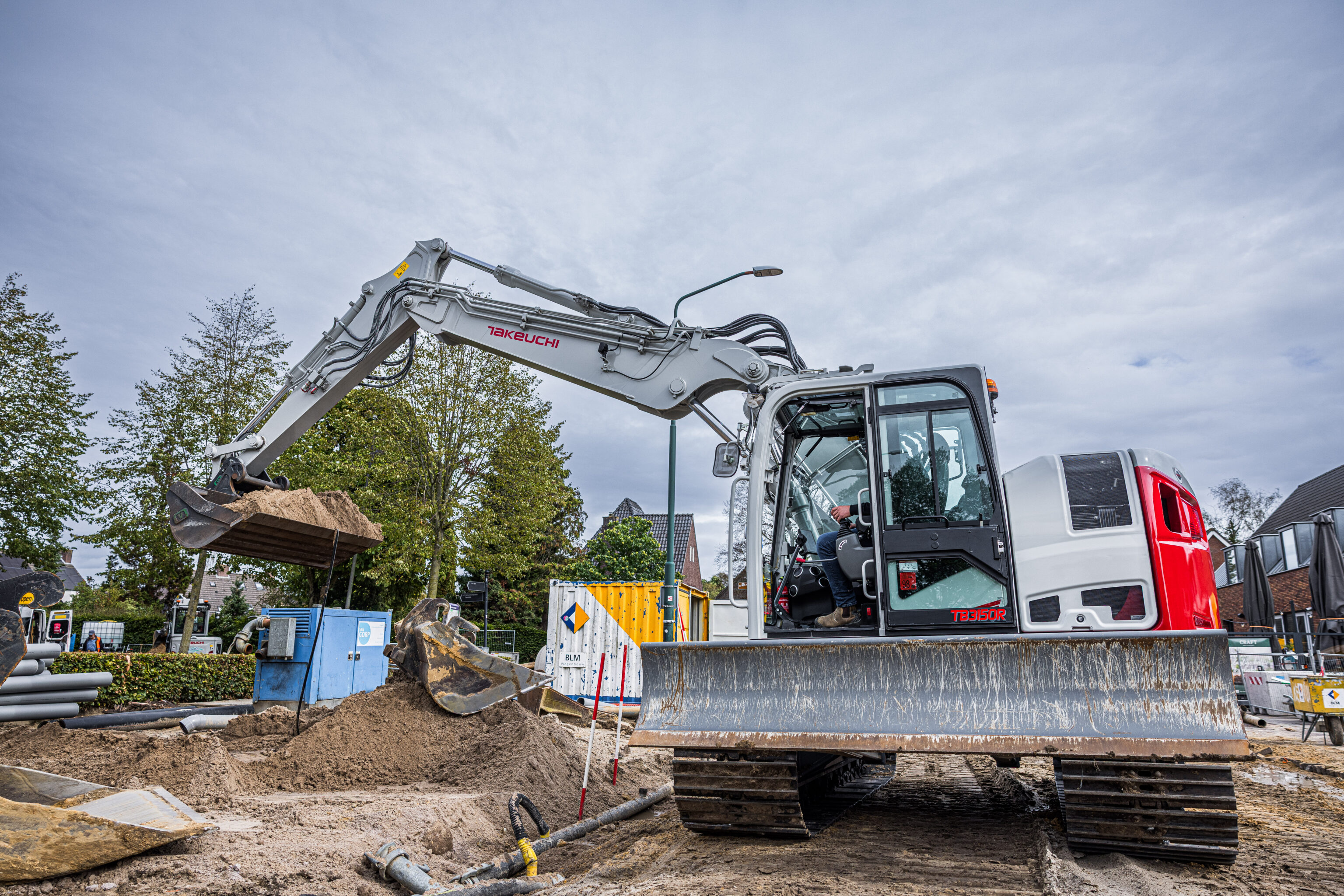 takeuchi tb3150r two piece boom tilt een bak zand