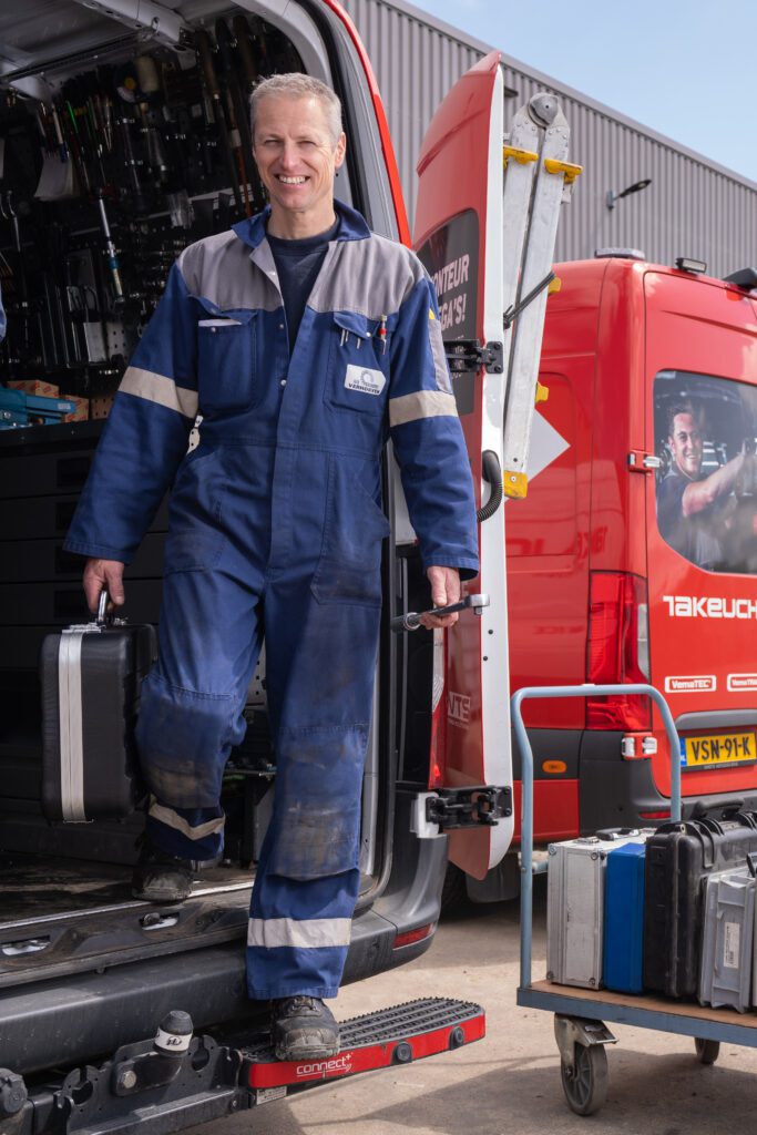 Takeuchi servicemonteur bij zijn servicebus