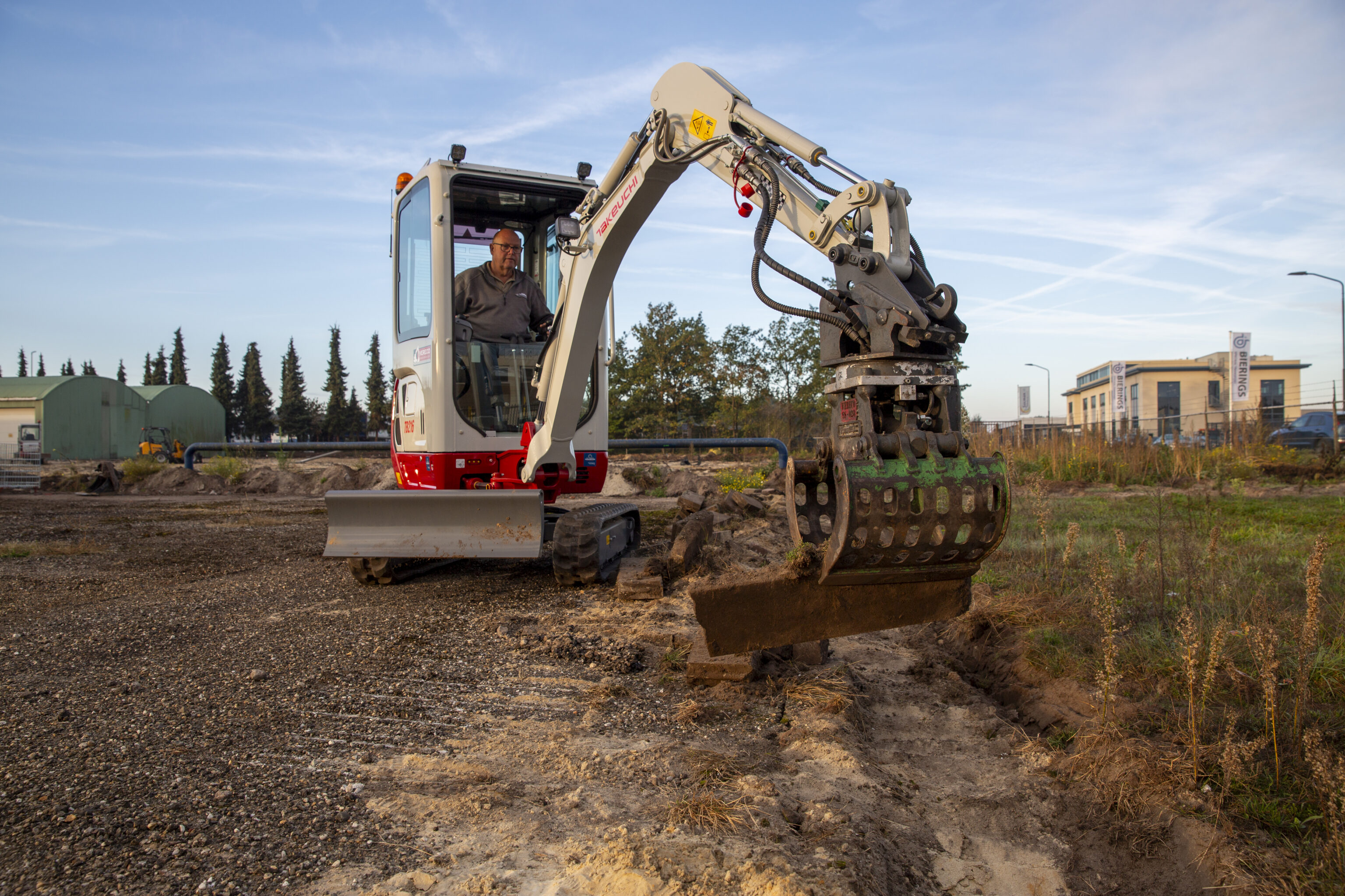 Takeuchi TB216 minigraver met grijper