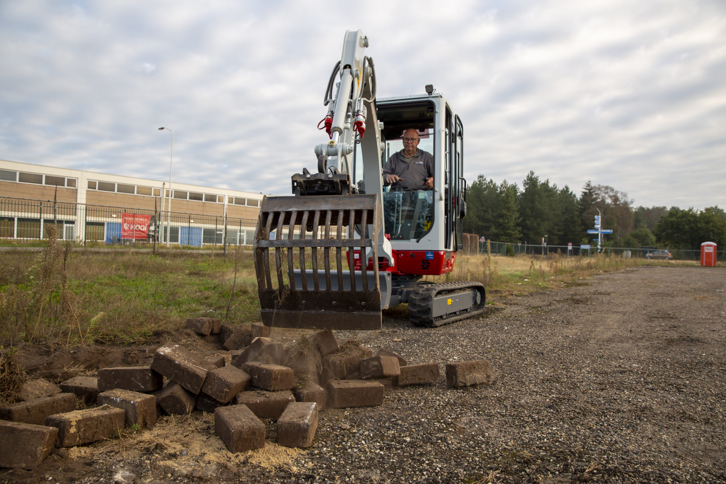 TB216 minigraver met puinbak